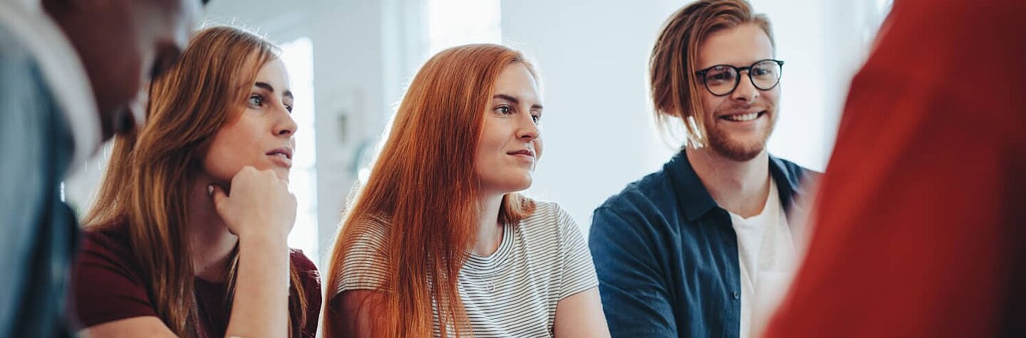 Teilnehmer lernen gemeinsam in einem Anfänger-Deutschkurs bei iQ Lingua