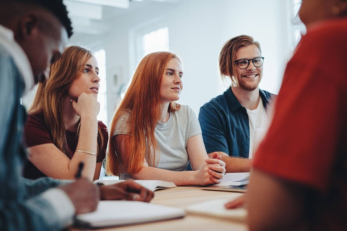 Teilnehmer lernen gemeinsam in einem Anfänger-Niederländischkurs bei iQ Lingua