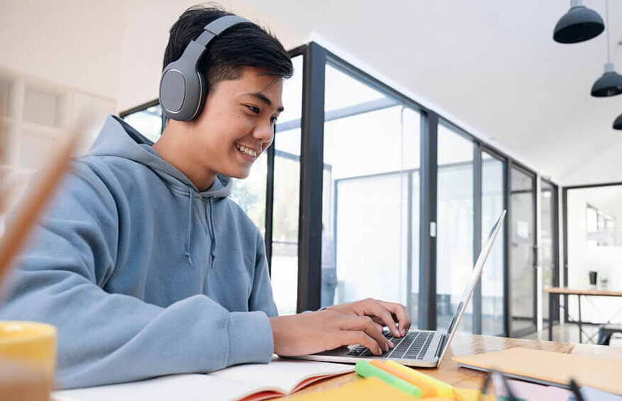 Junge lernt im Online Deutschkurs für Kinder und Jugendliche Deutsch bei iQ Lingua