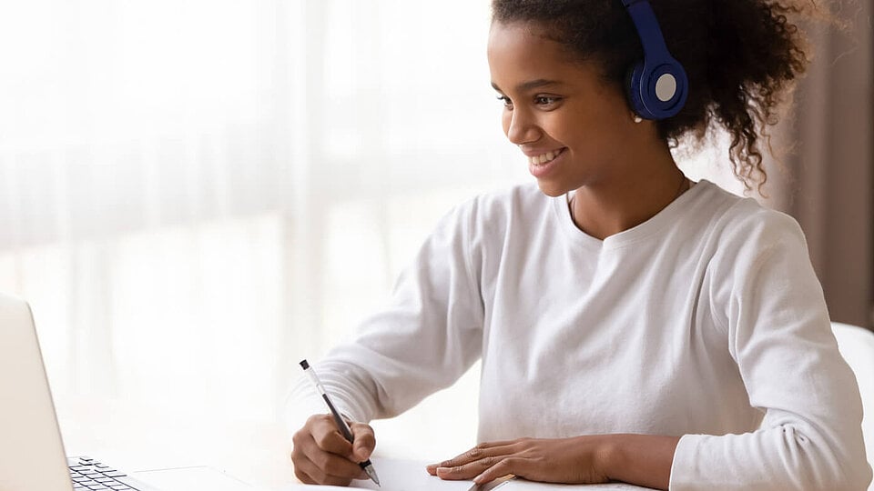 Mädchen lernt im Deutschkurs für Kinder von iQ Lingua Deutsch