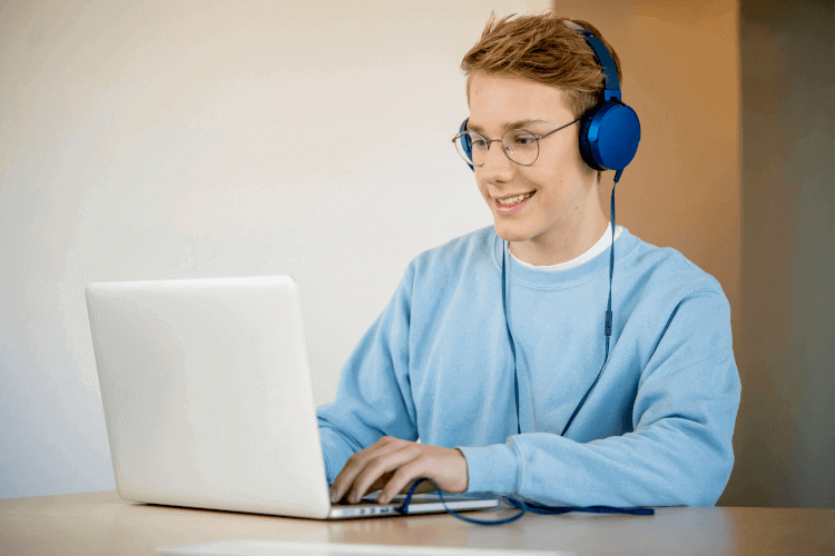 Junge lernt im Online Deutschkurs für Kinder und Jugendliche Deutsch bei iQ Lingua